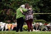 Zwei Frauen trösten sich gegenseitig vor der Tree-of-Life-Synagoge in Pittsburgh. (Bild: Matt Rourke/AP (28. Oktober 2018))
