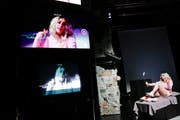 Multi-Media-Projektionen verändern immer wieder das Bühnenbild. (Bild: Donato Caspari)