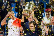Kostet seinen Triumph im Final gegen Marius Copil (links) aus: Roger Federer mit dem Pokal. (Bild: Alexandra Wey/Keystone (Basel, 28. Oktober 2018))