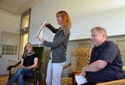 Für Gelächter, Kurzweil und Spannung war gesorgt. Antonia Zemp, Mona Petri und Moderator Roland P. Poschung (von links) am gestrigen «Persönlich im Hof zu Wil». (Bild: Christoph Heer)