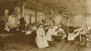 Zum Zeitpunkt der Aufnahme hatten sie noch keine Todesopfer zu verzeichnen: Im Notspital in Buchs pflegen Ordensschwestern und Sanitätspersonal grippekranke Soldaten. Bild: Staatsarchiv St. Gallen (Oktober 1918)