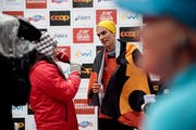 Gibt gleich nach dem Zieleinlauf schon Interviews: Marathon-Sieger Elias Gemperli. (Bild: Corinne Glanzmann, 28. Oktober 2018)