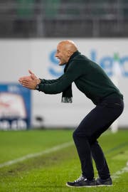 Hitziger Trainer: Bei 3 Grad Celsius trug Peter Zeidler nur einen dünnen Pulli. (Bild: Keystone)