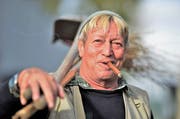 Zum letzten Mal schultert Harry Altherr Besen und Schaufel ins Magazin. (Bild: Max Eichenberger)