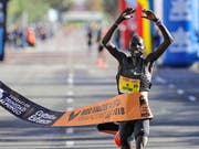 Abraham Kiptum bejubelt seinen Halbmarathon-Weltrekord in Valencia (Bild: KEYSTONE/EPA EFE/MANUEL BRUQUE)