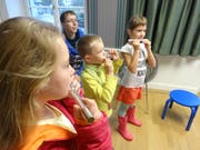 Konzentriert und mit voller Puste: Kinder am Schnuppermorgen der Musikschule Bischofszell. (Bild: Erwin Schönenberger)