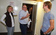 «Oberhirsch» Heinz Wittenwiler (Mitte) erzählt Nadja Hartmann und Beda Klee Details zur legendären Startnummern-Geschichte. (Bild: Urs Huwyler)