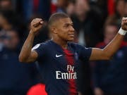 Kylian Mbappé wird für Paris Saint-Germain eingewechselt und kann sich drei Minuten später als Torschütze feiern lassen (Bild: KEYSTONE/EPA/IAN LANGSDON)