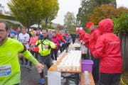Der Lauftreff Grosswangen in den roten Jacken stand am Sonntag mit zwei Verpflegungsposten (hier in Kastanienbaum) im Einsatz. (Bild: Michael Wyss, 28. Oktober 2018)