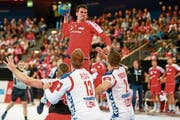 Regisseur von Weltformat: der Stadtluzerner Andy Schmid (am Ball). (Bild: Marc Schumacher/Freshfocus (Zug, 28. Oktober 2018))
