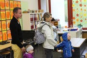 Eine Familie besichtigt die Schulanlage Schollenholz und informiert sich über das Umbauprojekt. (Bild: Hugo Berger)