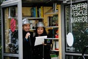 Das Duo Satz und Pfeffer unterhält im neuen Bücherschrank auf dem Zuger Bundesplatz das Publikum. (Bild: Stefan Kaiser (26. Oktober 2018))