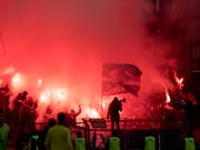 Die Kantonspolizei Bern hat am Samstag vor dem Fussballspiel zwischen dem BSC Young Boys und dem FC Sion 21 Anhänger des Walliser Klubs angehalten. Vier Personen wurden wegen Pyrotechnik und Betäubungsmitteln angezeigt. (Bild: KEYSTONE/GEORGIOS KEFALAS)
