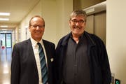 Der abgetretene und der neue Geschäftsleiter der SBU, Alex Christen (rechts) und Thomas Kenel, strahlen am Tag der offenen Tür um die Wette. (Bild: Georg Epp, Schattdorf, 27. Oktober 2018)