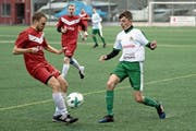 Der Alpnach Kevin Blättler (links) spielt den Ball am Eicher Leonit Avdyli vorbei. (Bild: Pius Amrein (Alpnach, 27. Oktober 2018)
