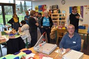 Die Besucher zeigen am Tag der offenen Tür grosses Interesse an der Arbeit und am Alltag der Menschen mit Behinderung. (Bild: Georg Epp, Schattdorf, 27. Oktober 2018)