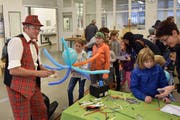 Voll beschäftigt war auch Clown Mr. Balloni mit der Herstellung von Ballonsujets für die Kinder. (Bild: Georg Epp, Schattdorf, 27. Oktober 2018)