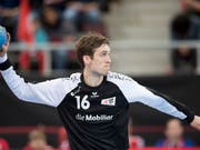 Neben zahlreichen Paraden steuerte Goalie Nikola Portner auch zwei Tore zum Sieg gegen Serbien bei (Bild: KEYSTONE/ANTHONY ANEX)