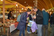 Verpacken der Einkäufe in der Markthalle. (Bild: Adi Lippuner)