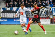 Umkämpfte Partie in Neuenburg: Luzerns Olivier Custodio (links) kämpft gegen Xamaxs Pietro Di Nardo. (Bild: Martin Meienberger/Freshfocus (Neuchâtel, 28. Oktober 2018))
