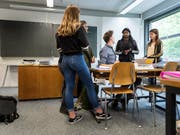 95 Lehrkräfte stehen wegen Pädophilie, Sucht oder Gewalt auf der schwarzen Liste der EDK. (Bild: KEYSTONE/CHRISTIAN BEUTLER)
