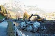Präzision ist gefragt beim Platzieren der grossen Steinblöcke. (Bild: Philipp Unterschütz (Engelberg, 26. Oktober 2018))