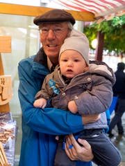 Bestaunen Schnitzereien: Werner Schenkel mit seinem Enkel Janis.