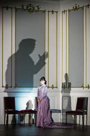 Alex Penda als Elisabetta di Valois vor den Licht- und Schattenspielen, welche die St. Galler Inszenierung von Verdis «Don Carlo» deutlich mitprägen. (Bild: Iko Freese)