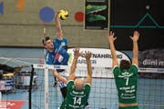 Volle Power: Strahinja Brzakovic (hinten) beschäftigt hier den Näfels-Block mit Vannis Mantegas (links) und Damian Hudzik. (Bild: Dominik Wunderli (Luzern, 28. Oktober 2018)
