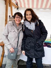 Susi Siegenthaler und Carmen Kohler trotzen dem Regen.