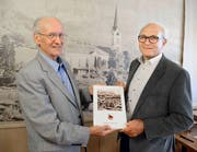 Karl Hardegger, links, präsentiert sein Buch zusammen mit Laudator Werner Schöb. (Bild: Hansruedi Rohrer)