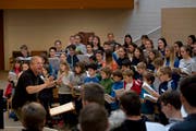 Eberhard Rex leitet eine Probe der Luzerner Kantorei in der Kirche Weinbergli Luzern. Bild: Corinne Glanzmann (Luzern, 27. Oktober 2018)
