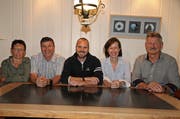 Die neuen Ehrenmitglieder Monika Müller, Ruedi Looser, Cosima Klee und Bert Baumann (von links) mit Präsident Guido Landert (Mitte). (Bild: Urs Huwyler)