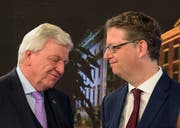 Lange Gesichter bei den Spitzenkandidaten: CDU-Ministerpräsident Volker Bouffier (links) und Thorsten Schäfer-Gümbel von der SPD. Bild: Oliver Dietze/Keystone (Wiesbaden, 28. Oktober 2018)