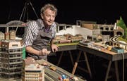 Joe Fenner als Erwin im Monolog «Mein Leben in H0». (Bild: Reto Martin)