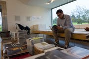 Stöbern in Ausstellungskatalogen: Der Lagerverkauf des Kunstmuseums Appenzell lockte vor allem Bücherliebhaber an. (Bild: Claudio Weder)