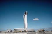 Der futuristische Kontrollturm ist das Wahrzeichen des neuen Flughafens. (Bild: Chris McGrath/Getty (Istanbul, 6. Oktober 2018))