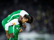 Die beiden Matchwinner für den FC St. Gallen, Tranquillo Barnetta und Majeed Ashimeru, auf Kuschelkurs (Bild: KEYSTONE/GIAN EHRENZELLER)