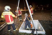 Das leerstehende Migros-Gebäude Oedenhof in Wittenbach diente am Freitag rund 20 Einsatzkräften der Feuerwehr Wittenbach-Häggenschwil als Austragungsort einer Löschzugübung. (Bilder: Ralph Ribi)