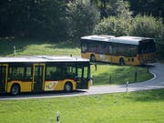 In mehreren Kantonen droht Postauto der Verlust von Buslinien respektive Aufträgen. (Bild: KEYSTONE/URS FLUEELER)