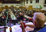 Vereinspräsident Ruedi Bärlocher zog am Lotto-Match die Zahlen und machte damit viele Teilnehmer glücklich. (Bild: Christoph Heer)