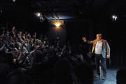 Raoul Furrler alias Mike Müller stellt die Vertrauensfrage - und verliert diese. (Bild: Michael Hug)