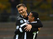 Luganos Carlinhos (rechts) und Balint Vecsei bejubeln den Treffer zum 1:0 gegen Thun (Bild: KEYSTONE/TI-PRESS/ALESSANDRO CRINARI)