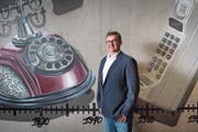 Mobilezone-CEO Markus Bernhard vor einem Graffiti am neuen Hauptsitz in Rotkreuz. (Bild: Boris Bürgisser, 26. Oktober 2018)