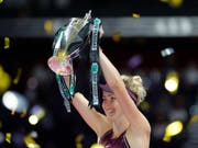 Jelina Switolina strahlt mit dem Pokal der WTA Finals um die Wette (Bild: KEYSTONE/AP/VINCENT THIAN)