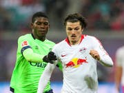 Breel Embolo ringt mit Schalke RB Leipzig Punkte ab (Bild: KEYSTONE/AP dpa-Zentralbild/JAN WOITAS)