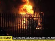 Der Helikopter ging nach dem Absturz in Flammen auf. (Bild: Sky News/Twitter)