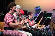 Die Musiker des Musikvereins Islikon-Kefikon waren ganz dem Motto Rummelplatz entsprechend verkleidet. (Bild: Andreas Taverner)