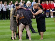 Prinz Harry und seine Frau Meghan werden in Neuseeland auf Maori-Art willkommen geheissen. (Bild: KEYSTONE/AP/KIRSTY WIGGLESWORTH)