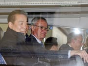 Der Helikopter von Leicesters Klubbesitzer Vichai Srivaddhanaprabha (links) stürzte nach dem Spiel vom Samstagabend ab (Bild: KEYSTONE/EPA/FACUNDO ARRIZABALAGA)